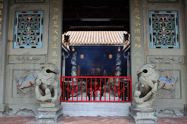 シンプルな色使いの廟に真っ赤な鐵窗花の柵がキュート！