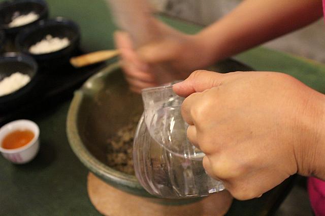 お湯を加えると……