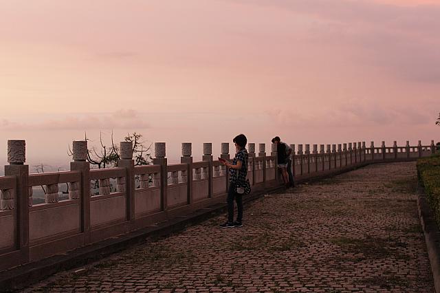 夕陽に見入る人、写真を撮る人などさまざま！