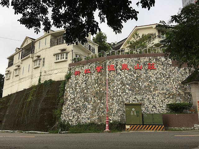隣は温泉旅館