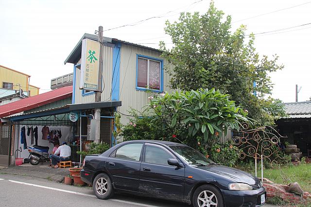 お茶屋さんの前で