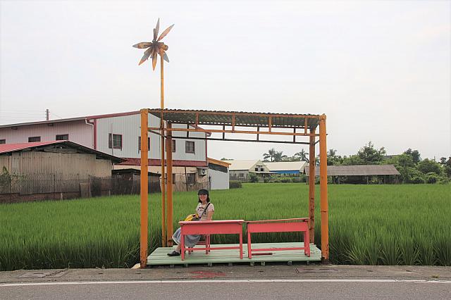 バス停のような建物