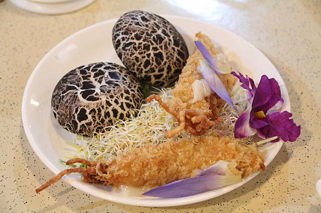 蝦捲。大きなエビフライの横には、大きなキノコ！ではなく、こちらは餡の入った甘味でした。見かけによらずおいしかったです