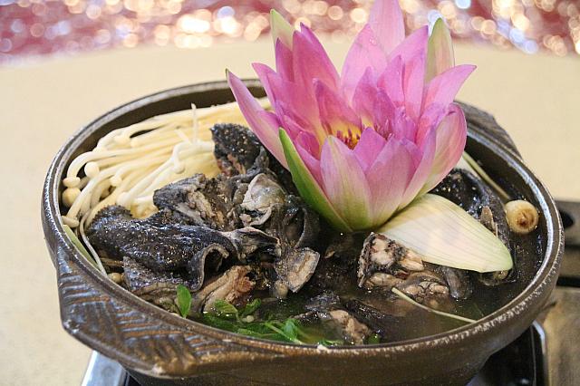 香水蓮子鶏。日本ではあまり食べられない烏骨鶏スープでした