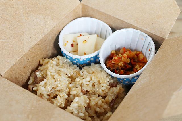 色んなお店とコラボしている油飯