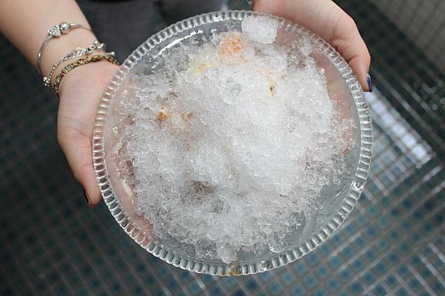ただの氷に見えますが……