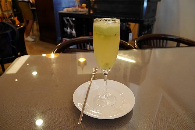 食後のドリンクはコーヒー、紅茶、フルーツジュースなどから選べます