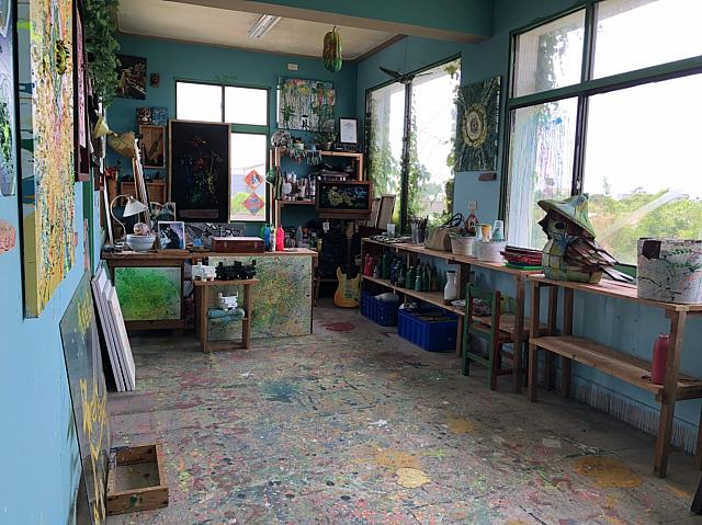 屋内にはドリッピングアートで人気の高雄出身のアーティスト、王国仁さんのアトリエも発見。