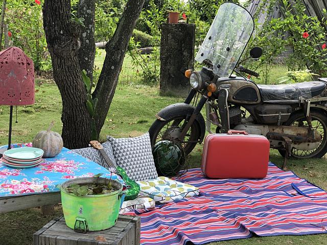 ピクニックごっこ(笑)をしながら写真をパシャリ。客家花布や大同電鍋で台湾らしさUP。