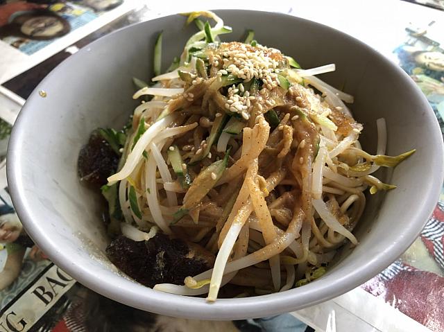 こちらがヒエヒエの「涼麵」50元です。もっちり麺にモヤシとキュウリのシャキシャキ、冷えたタレとゴマダレが絡み合ってペロリとひと碗、イケちゃいます。