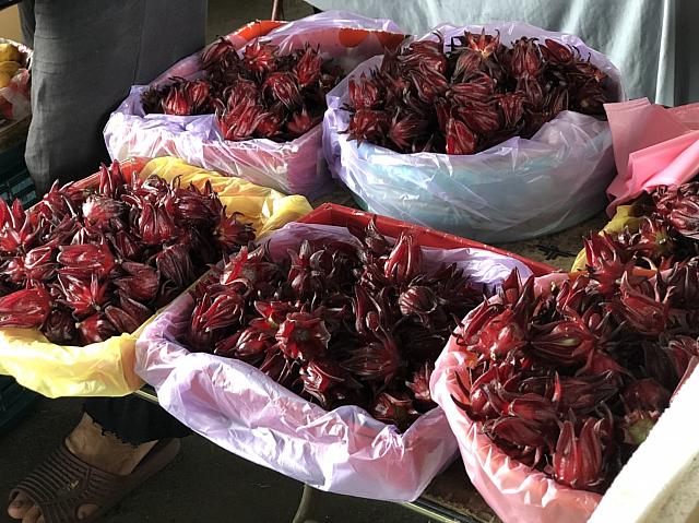 台北では希少な生の「洛神花」も売られていたり、
