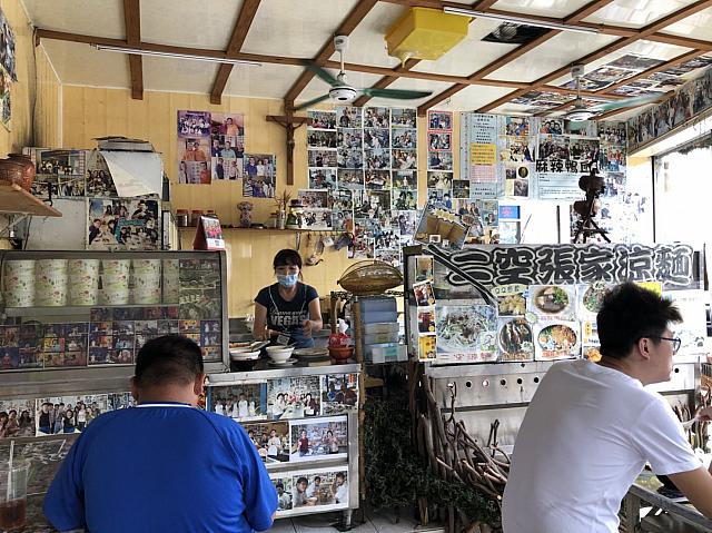 店内にぎっしり張られた写真の中から「李神父を探せ！」ヒゲを蓄えて眼鏡姿の、よい意味で神父らしからぬ男性がその人です。