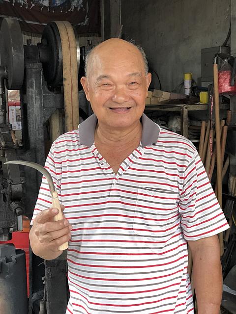 マンゴーの皮を剥いたり、ドライマンゴー用にスライスするのに欠かせないという「芒果刀」。製造過程がいちばん難しいのだそうです。