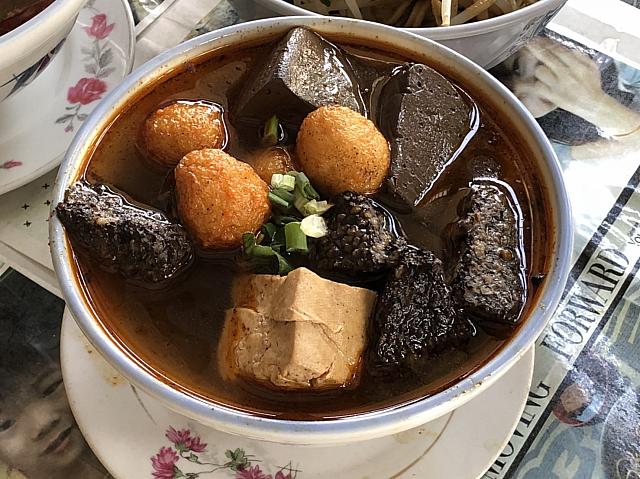 鴨の血を固めたものや豆腐にしっかりと味がしみ込んだ「麻辣鴨血」50元はしびれる辛さがウマい！