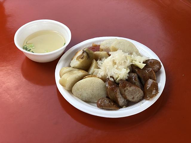 大腸包小腸をオーダーすると、おでんのスープが無料で付いてくるのも嬉しい。