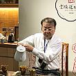 このあと、今日日本茶を提供された各問屋さんの方々によるお点前の披露がありました。全員男性ですが、皆さん手際よくお茶を美味しく淹れられます。<br>ベテランから若手まで、層の厚い顔ぶれで、うれしの茶を海外に発信してゆく、とても頼もしい方々です。海外で暮らす日本人として、日本のものが尊重されつつ紹介され、受け入れられてゆくのを目の当たりにするのは、とてもうれしく、誇らしいものです。