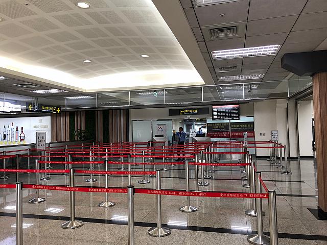 保安検査場への入口。ここでは身分証明書と搭乗券の提示が必要です