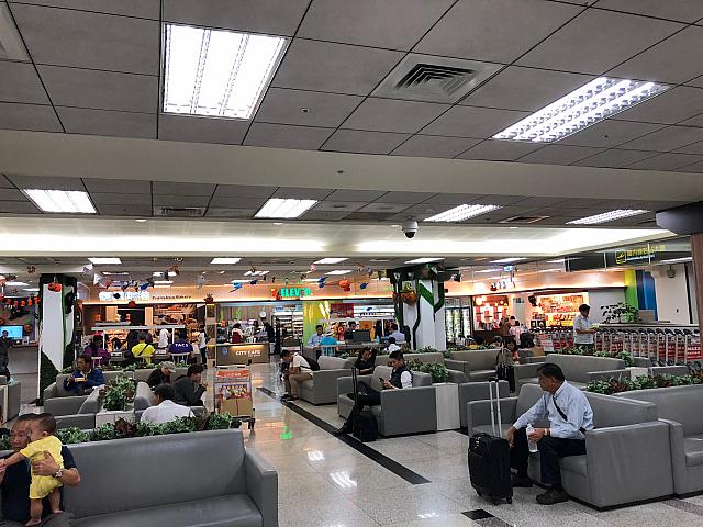 出発ロビーにはコンビニがあります