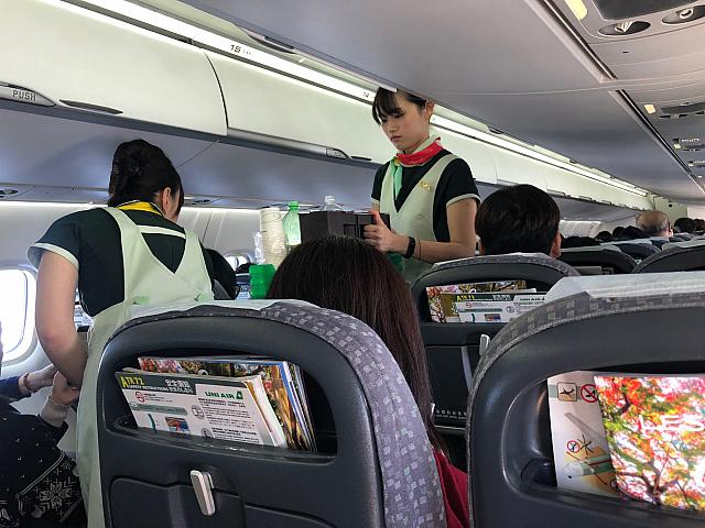 テキパキと進むドリンクサービス