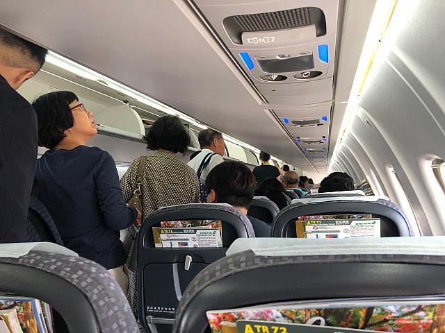 機内はモノクラス2+2シート。リクライニングができないのですが、シートピッチは比較的余裕があり快適です