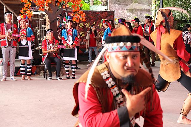 最近の踊りは、変顔もアリ(笑)。