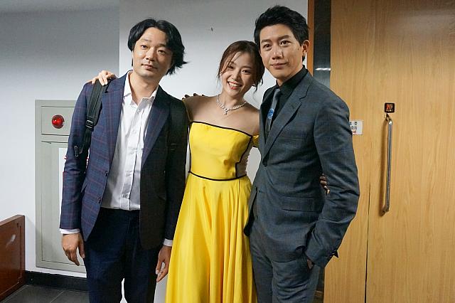 メディアセンターの裏では3人で記念写真を撮影していました～！