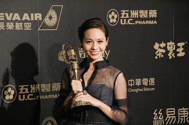 『台北歌手』で最優秀主演女優賞の黃姵嘉。