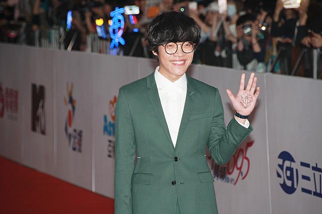 金曲も金鐘も、今年はやっぱりクラウド！　カーペットの色と補色のグリーンのスーツを選ぶ盧廣仲(クラウド・ルー)は、やっぱりオシャレ～手書きの花がかわいい！