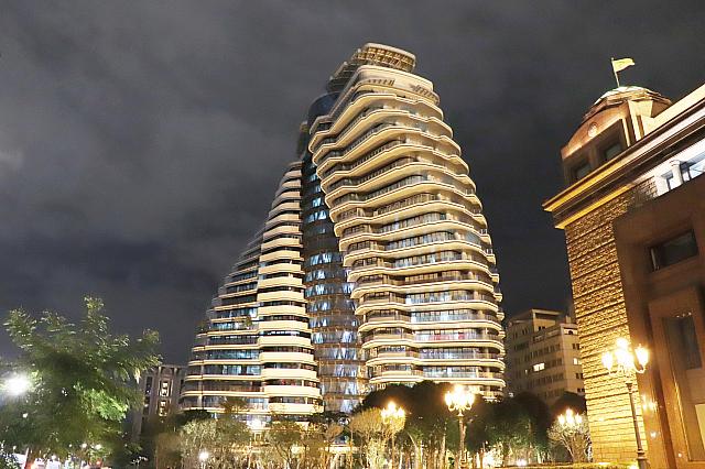 近くのねじれマンションはほぼ完成！