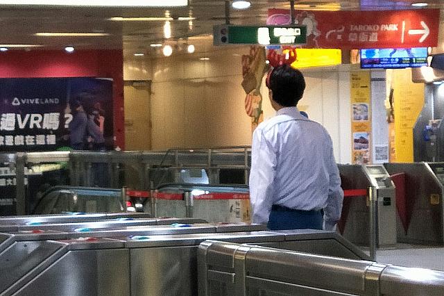 MRTの社員さんがトナカイの角をつけていました！ゆる～い高雄、ここにあり！