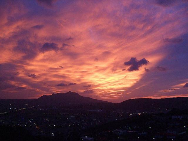 (番外編）ある日の夕暮れ時の風景。軍艦岩は「夕日スポット」しても地元の人たちに人気がありますよ。
