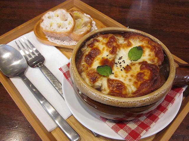 法式焗烤洋蔥湯(フランス式オニオングラタンスープ）95元