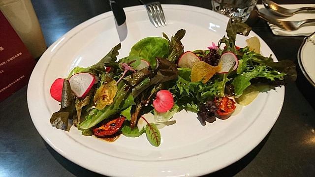 西洋梨沙拉佐焦糖奶油油醋和藍紋乳酪醬(ブルーチーズドレッシングと焦がしバタービネグレットドレッシングの洋梨サラダ）280元