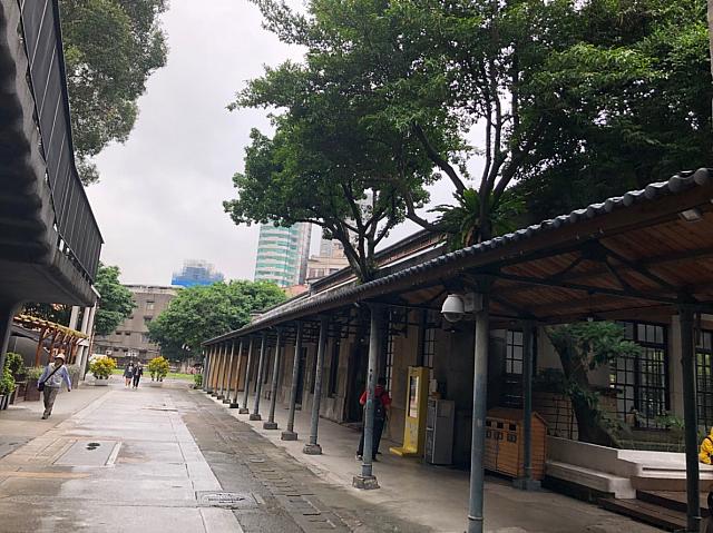 右側の建物も元酒工場の一部。築100年以上です