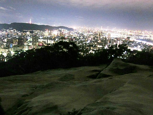 目の前に広がる夜景は幻想的です。遠くに台北101のビルも見えました！