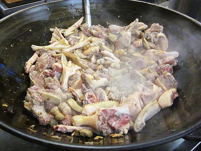 台湾アヒルをぶつ切りにして炒めている様子は豪快！