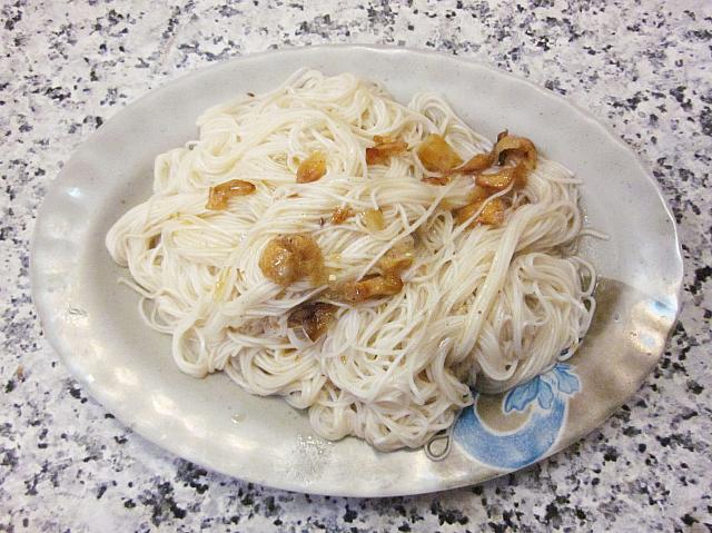 胡麻油や油蔥酥(台湾エシャロットを揚げたもの）で味付けをした麵線(素麺)はナビの大好物！台湾では薑母鴨とセットで食べるのが定番です