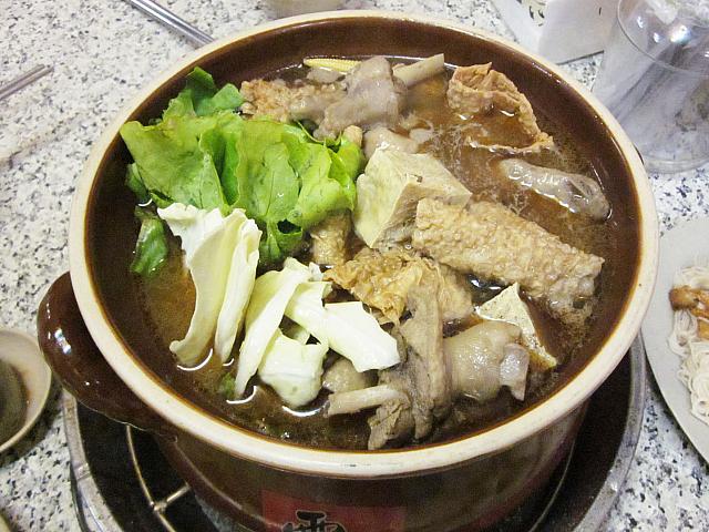 薑母鴨(280元)。炭火でグツグツ煮込みます。この炭火が旨みと香りを引き立てます