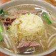麺(ガチョウ肉入りスープ麺) 60元。中華麺とガチョウ肉の出汁が効いたあっさりスープは相性バッチリ