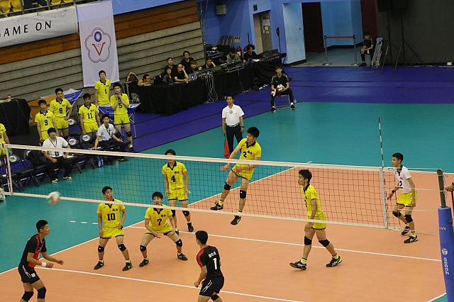 男子の鎮西VS豐原高商より。水町泰杜選手（３番）の強烈なスパイクには、6連覇のチームも歯が立ちませんでした。