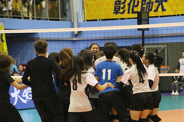 女子決勝の勝利後の様子
