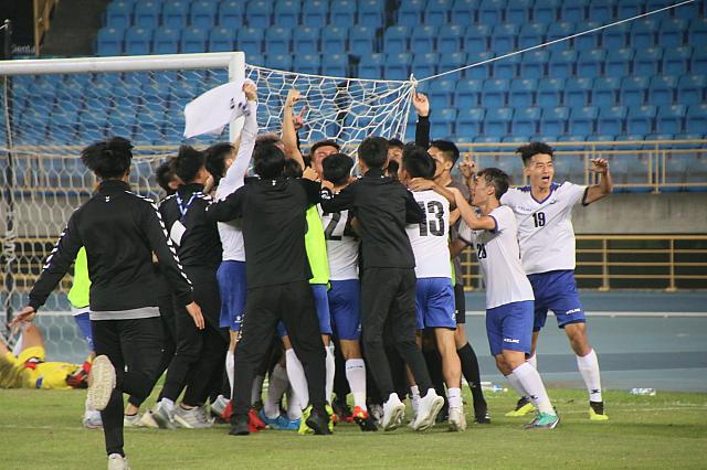 PK戦に勝利し、喜ぶ北市大の選手たち