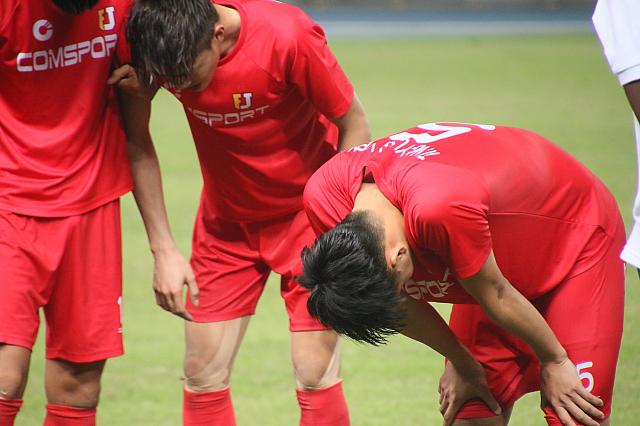 PK戦で敗れ、うなだれる輔仁大學の選手たち
