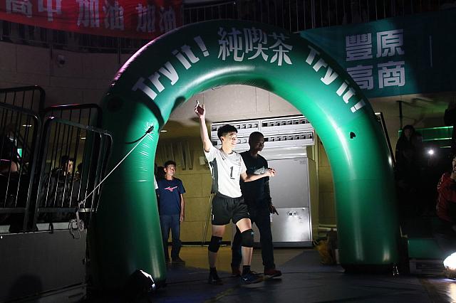 決勝の入場シーン。HBL同様、家族と一緒の入場は3位決定戦からです。