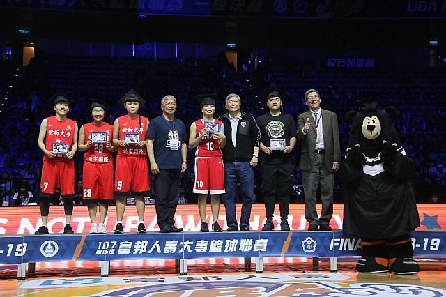 UBAは最終日の試合ごとに、各チームの卒業を控えた選手の戴帽式がありました。ここ3、4年で定着してきた儀式です。