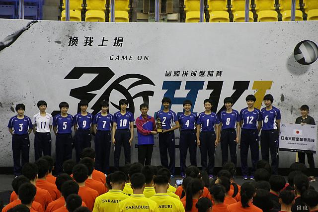 女子1位の金蘭会の選手たち。翌日早朝の飛行機で日本へ戻り、5月1日からの黒鷲旗全日本男女選抜大会に備えました。