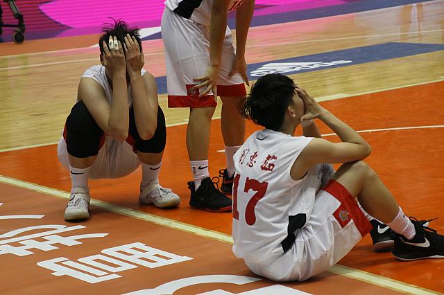 女子準決勝で佛光大學に1点差で敗れ、悔し涙を流す台師大の選手たち。ゴール下で残り0.4秒でしたが、逆転叶わず。