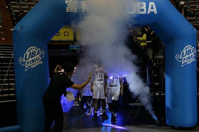 男子3位決定戦の台師大の入場時の様子。台師大は選手1人だけでしたが、決勝ではOB、OG、家族らと一緒に入場するチームもありました。