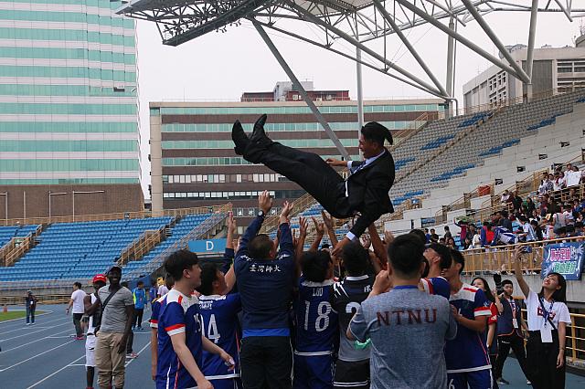 UFL公開第二級で優勝した台師大の胴上げ。台師大は日本人選手が3人プレーしていました。