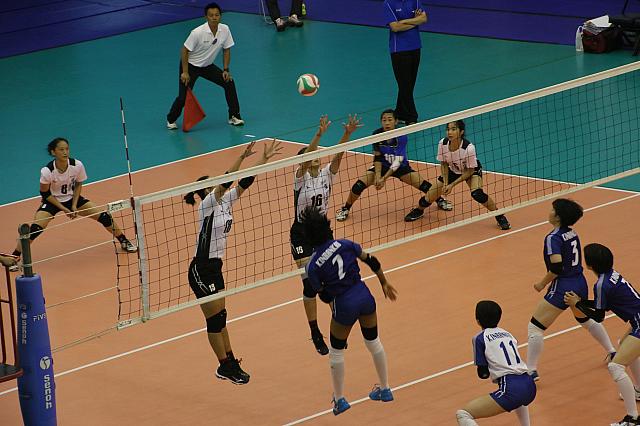 金蘭会・宮部選手のスパイクをブロックする東山高中の選手たちですが、弾かれ、失点します。